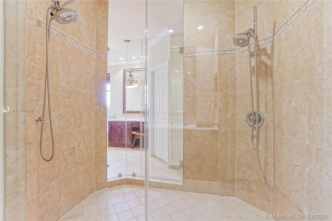 最近售出: $750,000 (4 贝兹, 5 浴室, 3415 平方英尺)