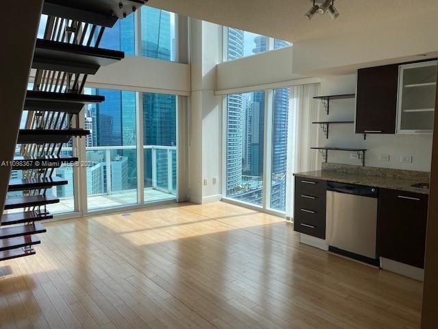 Recently Sold: $565,000 (2 beds, 2 baths, 1267 Square Feet)