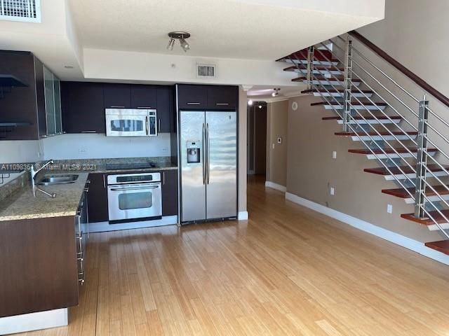 Recently Sold: $565,000 (2 beds, 2 baths, 1267 Square Feet)