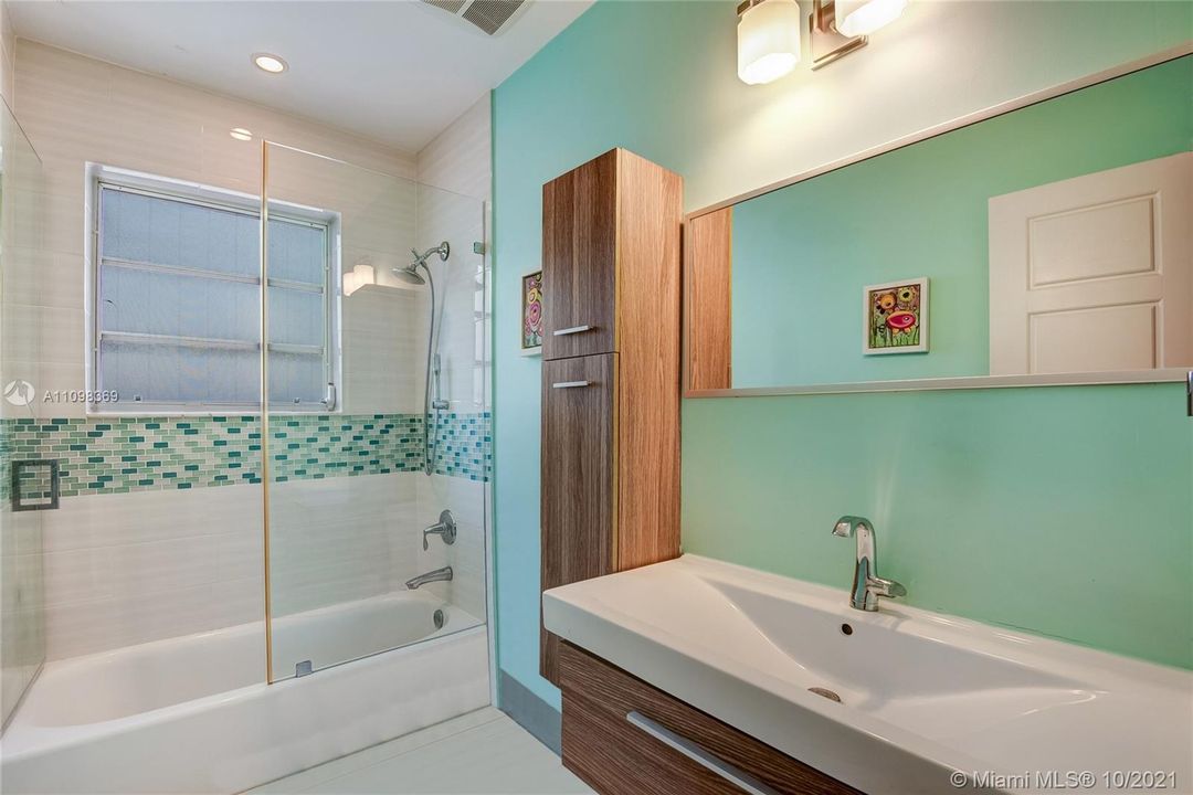Недавно продано: $1,259,000 (3 спален, 3 ванн, 1956 Квадратных фут)