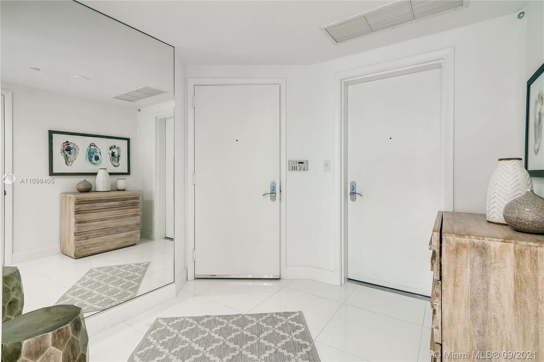 Recently Sold: $1,100,000 (1 beds, 2 baths, 1110 Square Feet)