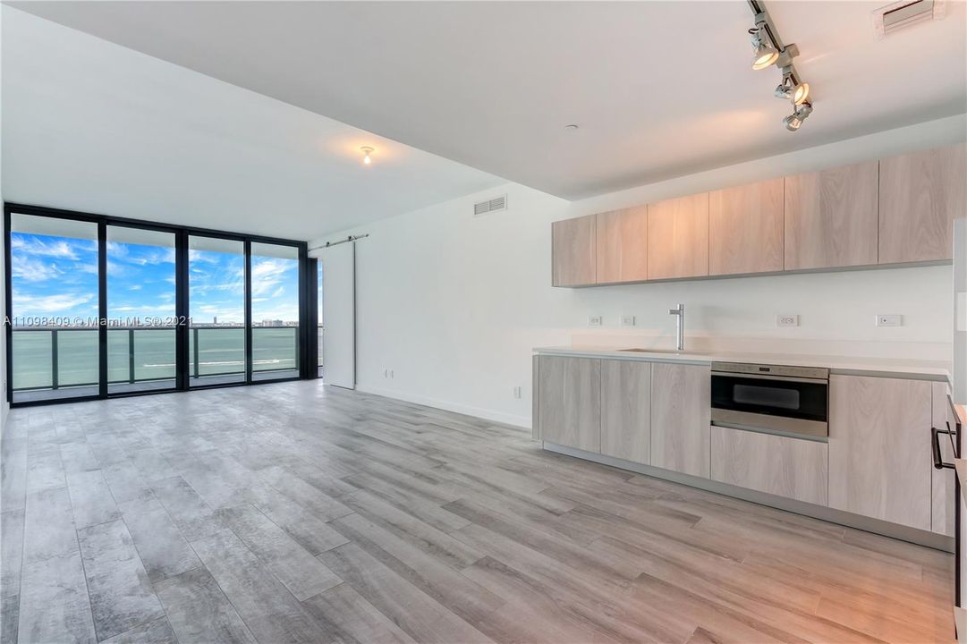 Recently Sold: $1,350,000 (3 beds, 3 baths, 1526 Square Feet)