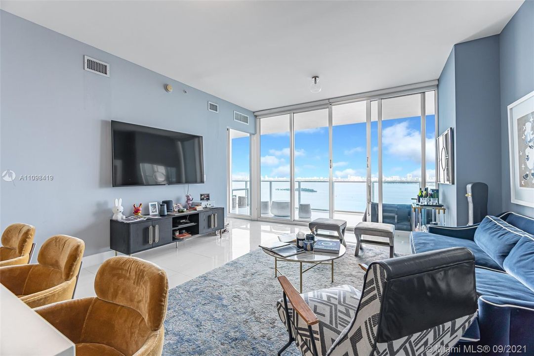 Recently Sold: $820,000 (1 beds, 2 baths, 1128 Square Feet)
