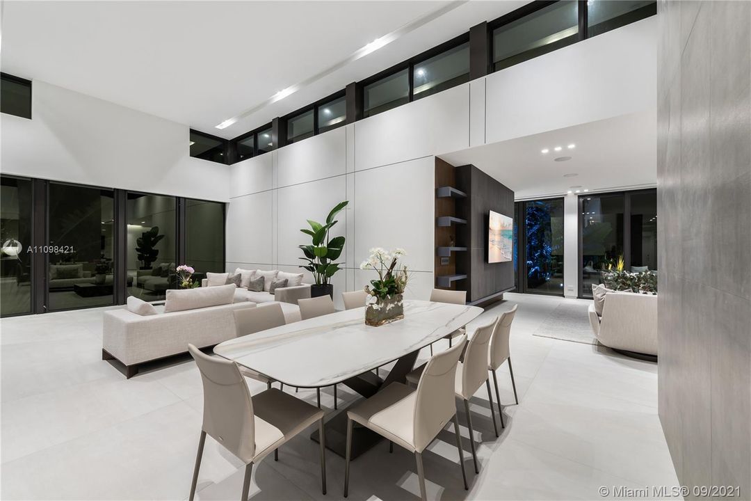 Recently Sold: $6,800,000 (4 beds, 5 baths, 4055 Square Feet)
