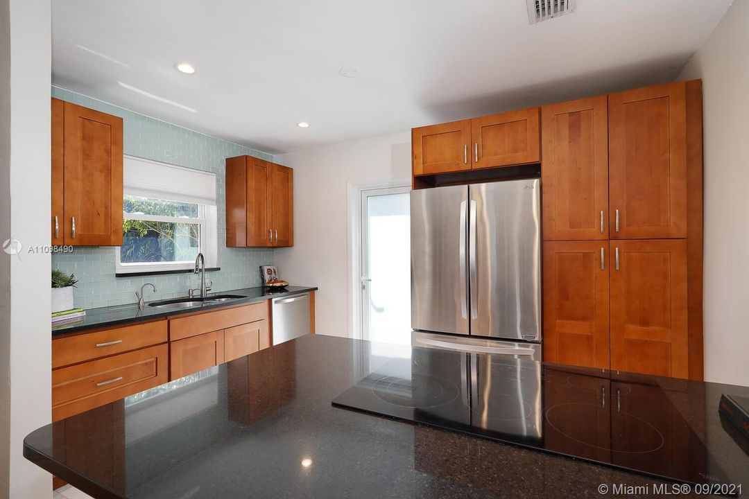 Recently Sold: $600,000 (3 beds, 1 baths, 1104 Square Feet)