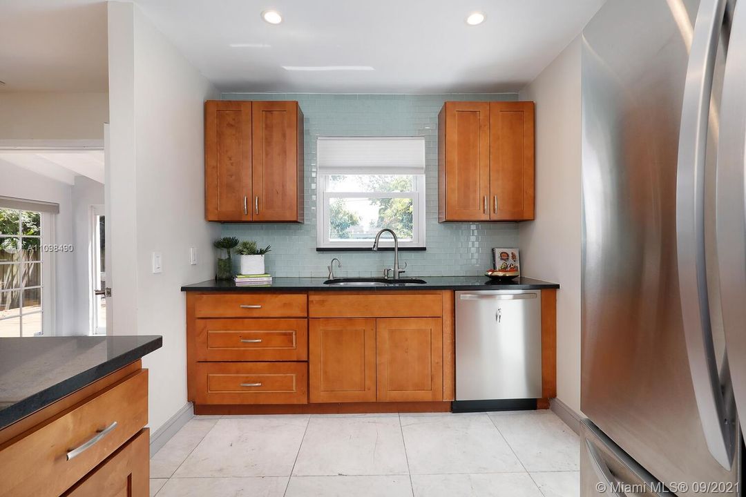 Recently Sold: $600,000 (3 beds, 1 baths, 1104 Square Feet)