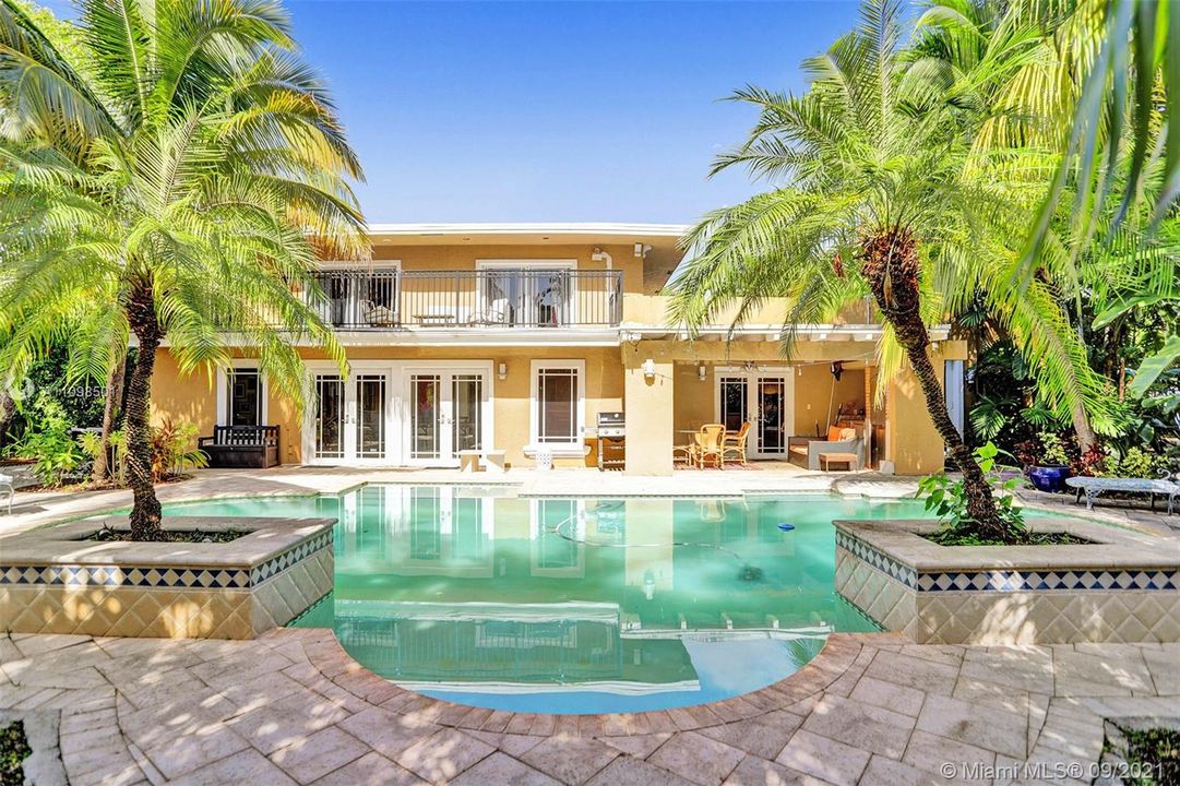 Recently Sold: $1,999,000 (4 beds, 3 baths, 4152 Square Feet)