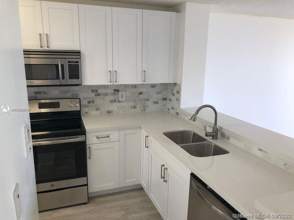 Recently Sold: $450,000 (2 beds, 2 baths, 990 Square Feet)