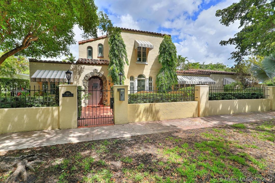 Recently Sold: $1,745,000 (5 beds, 4 baths, 3709 Square Feet)