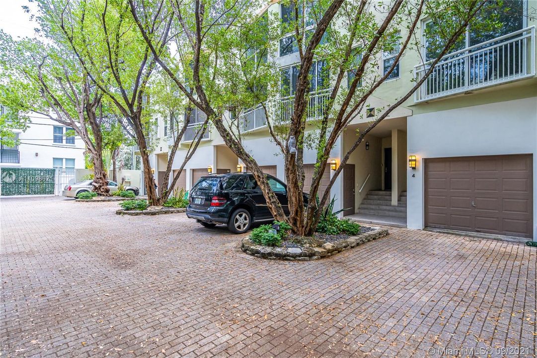 Recently Sold: $950,000 (3 beds, 2 baths, 1300 Square Feet)