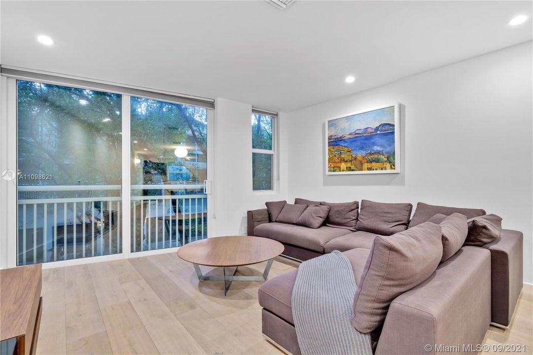 Recently Sold: $950,000 (3 beds, 2 baths, 1300 Square Feet)
