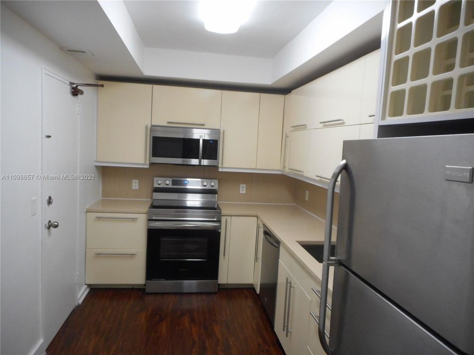 Recently Rented: $2,550 (1 beds, 1 baths, 1019 Square Feet)