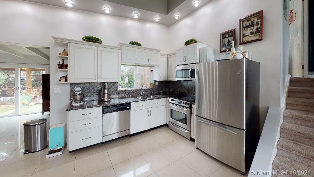 Recently Sold: $570,000 (3 beds, 2 baths, 1391 Square Feet)