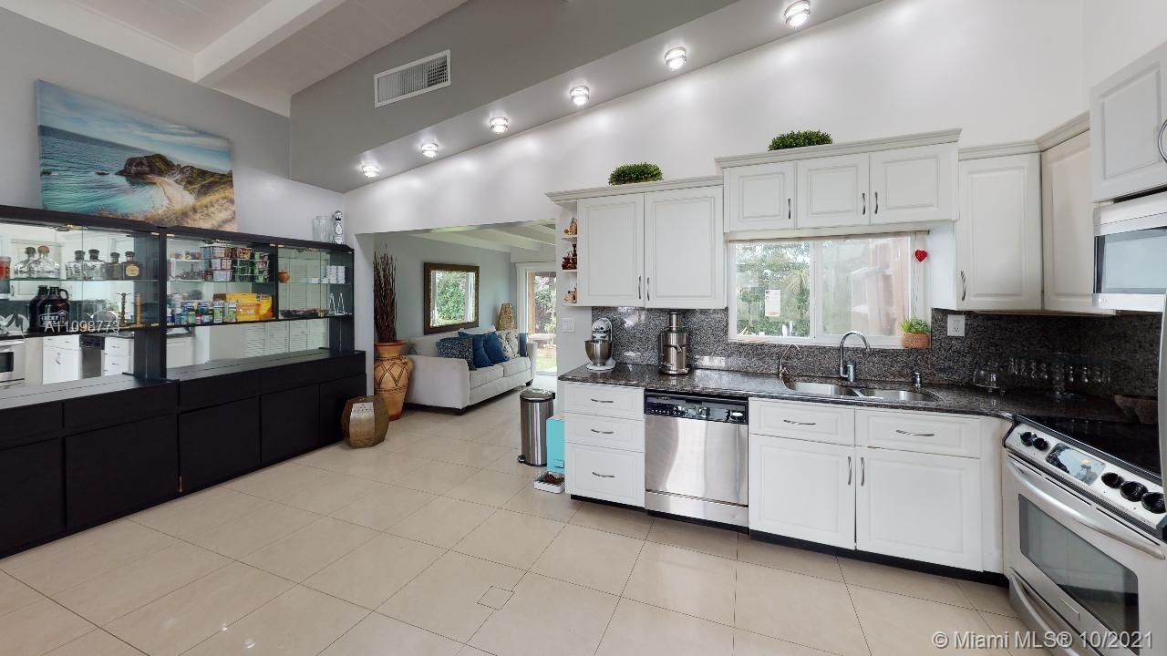 Recently Sold: $570,000 (3 beds, 2 baths, 1391 Square Feet)