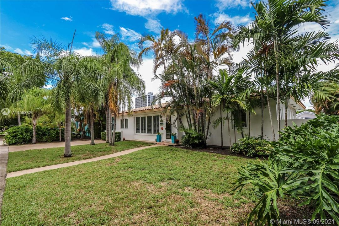 Recently Sold: $839,000 (4 beds, 4 baths, 2356 Square Feet)