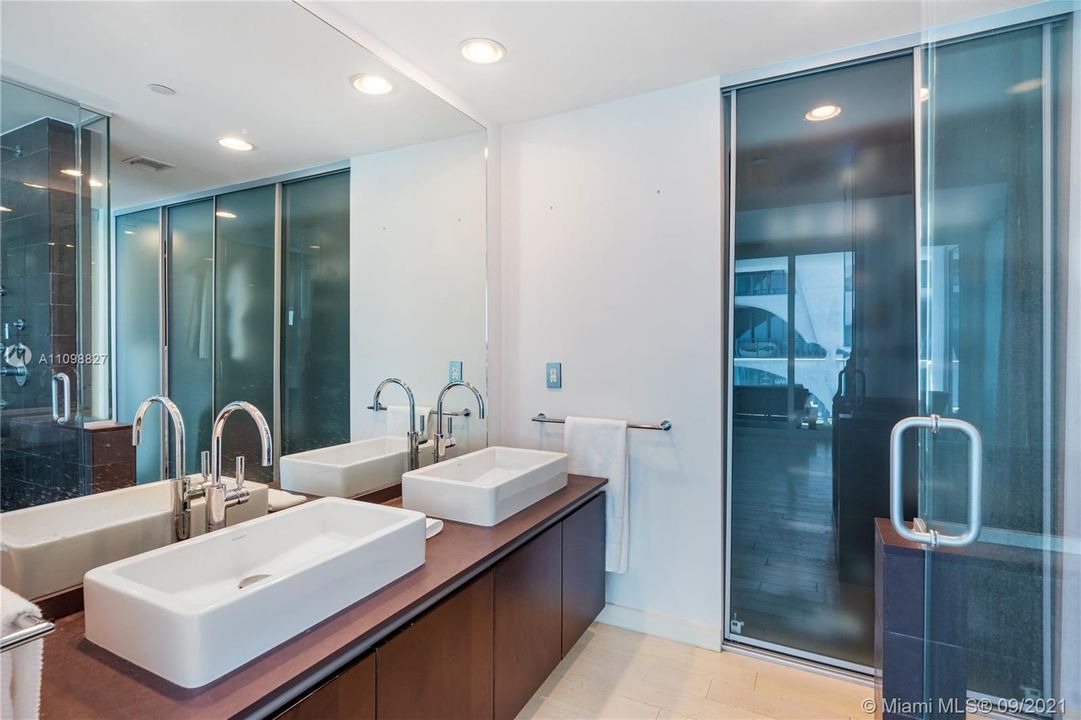 Recently Sold: $385,000 (1 beds, 1 baths, 808 Square Feet)