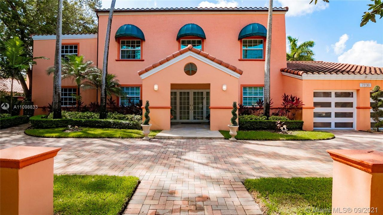 Recently Sold: $1,100,000 (5 beds, 4 baths, 3929 Square Feet)
