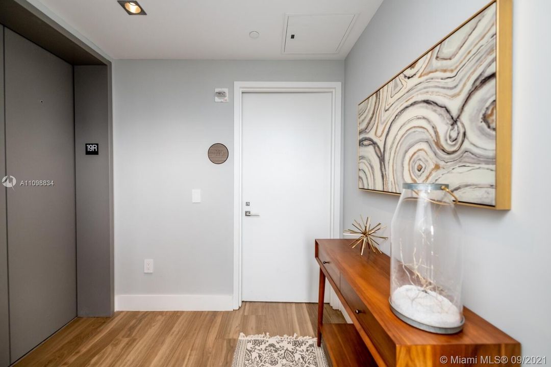 Recently Sold: $799,000 (2 beds, 3 baths, 1301 Square Feet)