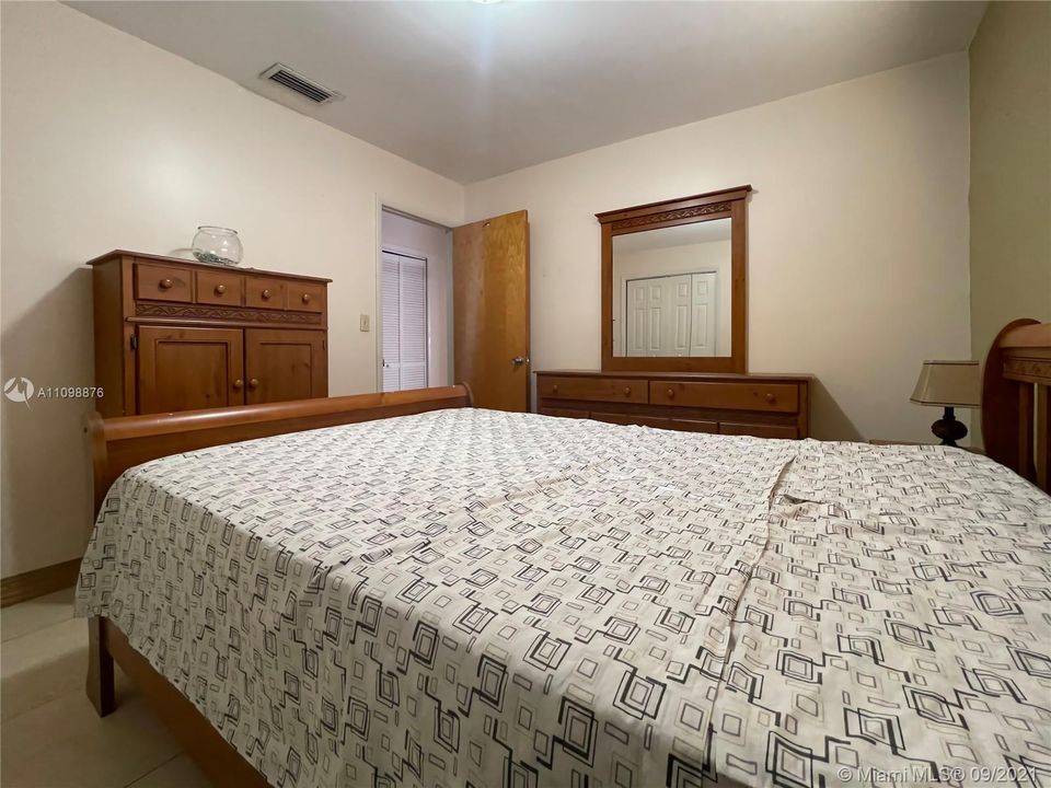 Vendido Recientemente: $799,000 (4 camas, 3 baños, 1995 Pies cuadrados)