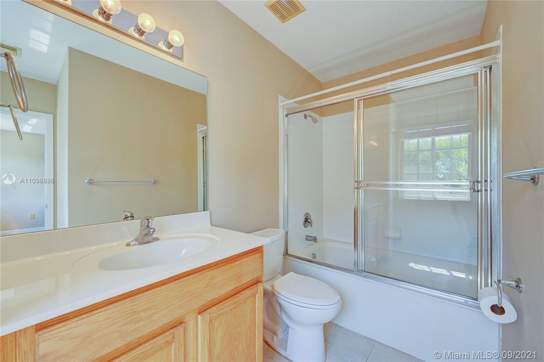 最近售出: $240,000 (2 贝兹, 2 浴室, 1408 平方英尺)