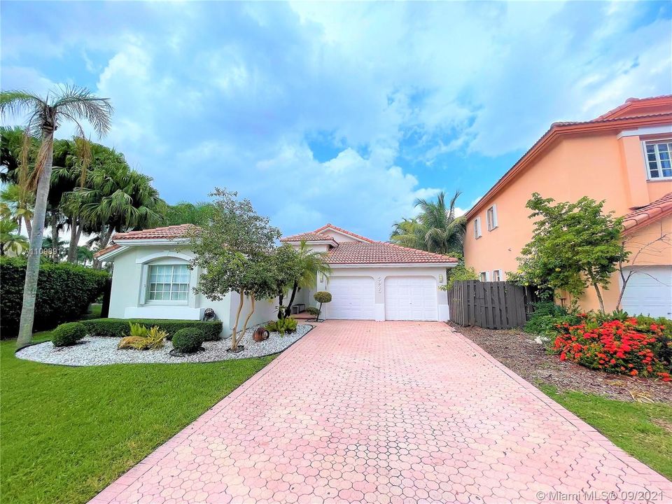 Recently Sold: $850,000 (4 beds, 2 baths, 2338 Square Feet)