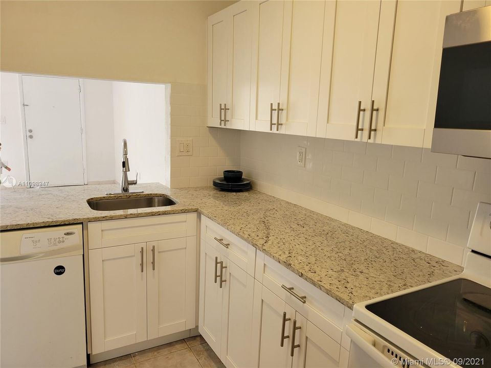 最近售出: $160,000 (2 贝兹, 2 浴室, 987 平方英尺)