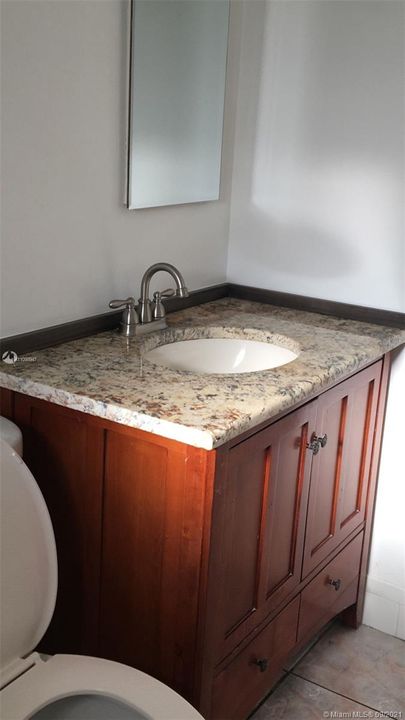 最近售出: $160,000 (2 贝兹, 2 浴室, 987 平方英尺)