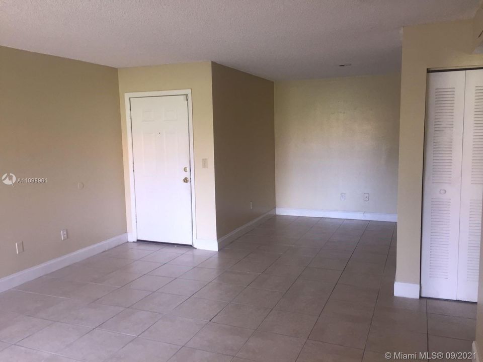 Recently Rented: $1,320 (1 beds, 1 baths, 813 Square Feet)