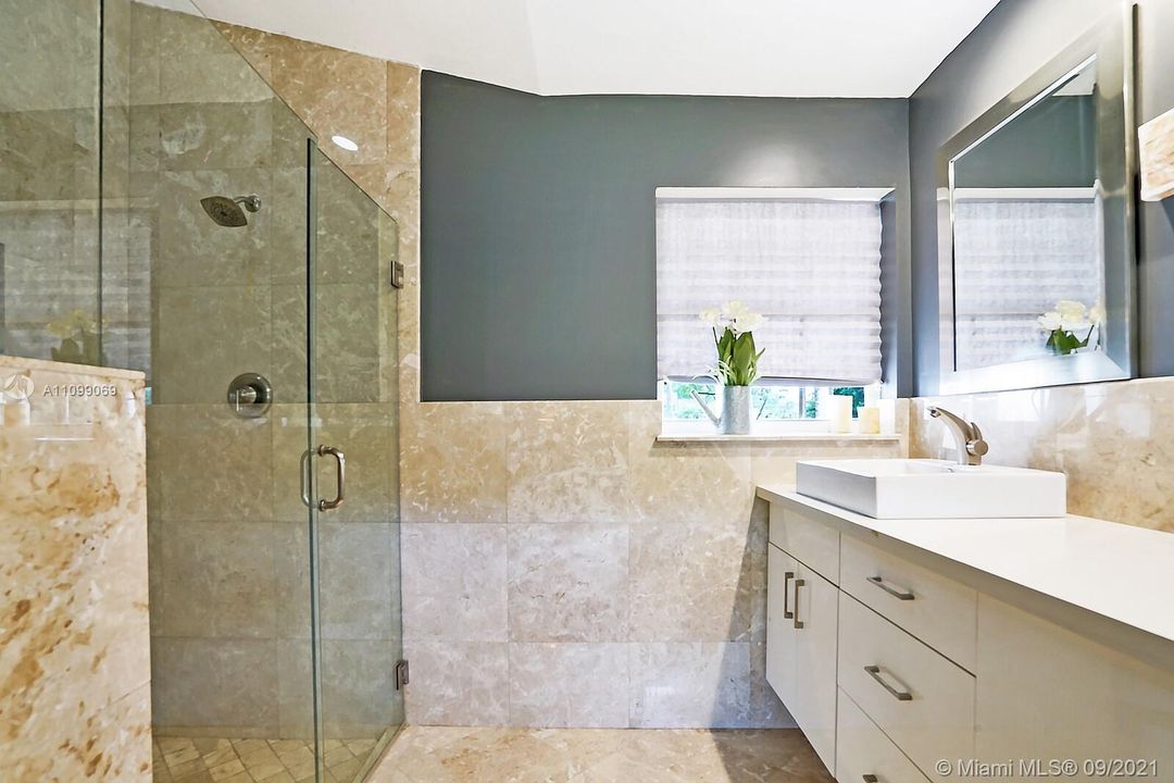 Master En-Suite Bathroom