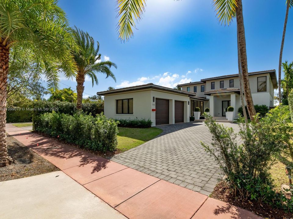 Recently Sold: $5,969,000 (5 beds, 5 baths, 4295 Square Feet)