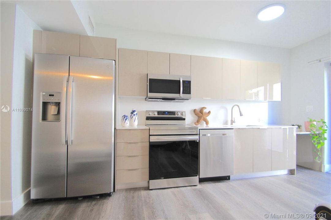 Recently Sold: $325,000 (1 beds, 1 baths, 651 Square Feet)