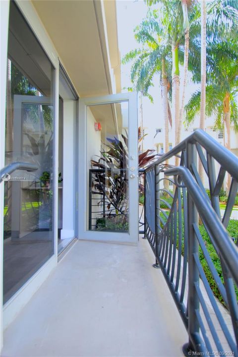 Recently Sold: $325,000 (1 beds, 1 baths, 651 Square Feet)