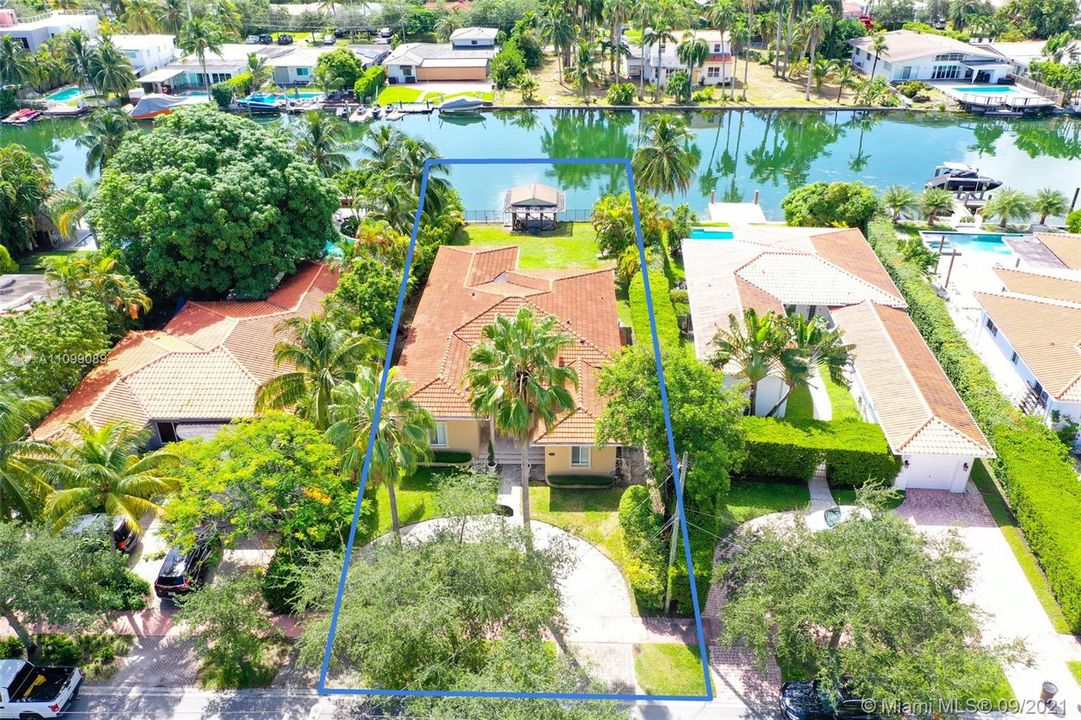 Recently Sold: $2,799,999 (4 beds, 3 baths, 2463 Square Feet)
