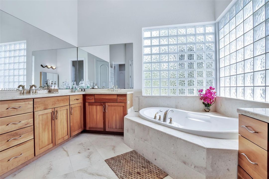 Vendido Recientemente: $3,599,000 (5 camas, 5 baños, 4483 Pies cuadrados)