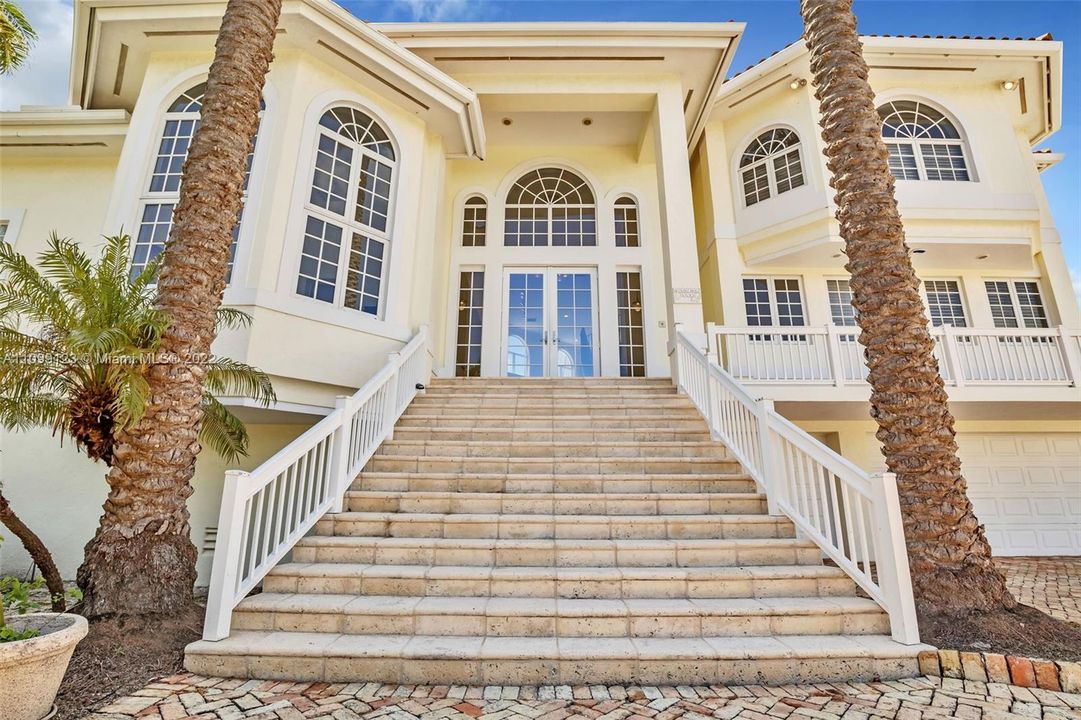 Vendido Recientemente: $3,599,000 (5 camas, 5 baños, 4483 Pies cuadrados)