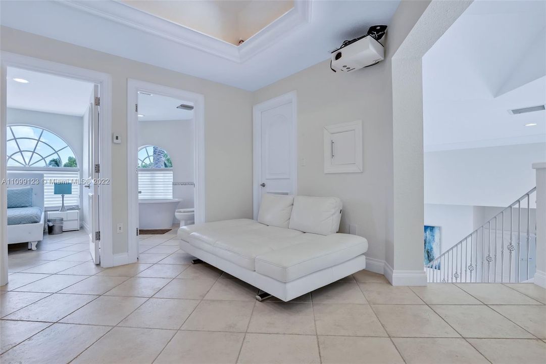 Vendido Recientemente: $3,599,000 (5 camas, 5 baños, 4483 Pies cuadrados)