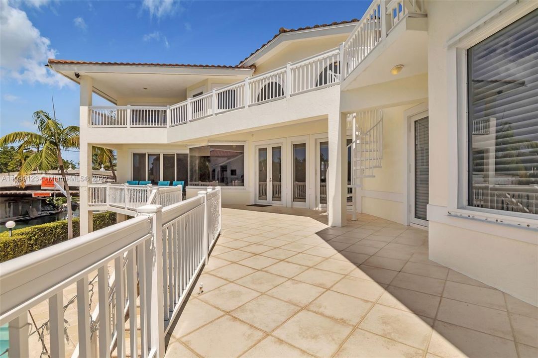 Vendido Recientemente: $3,599,000 (5 camas, 5 baños, 4483 Pies cuadrados)