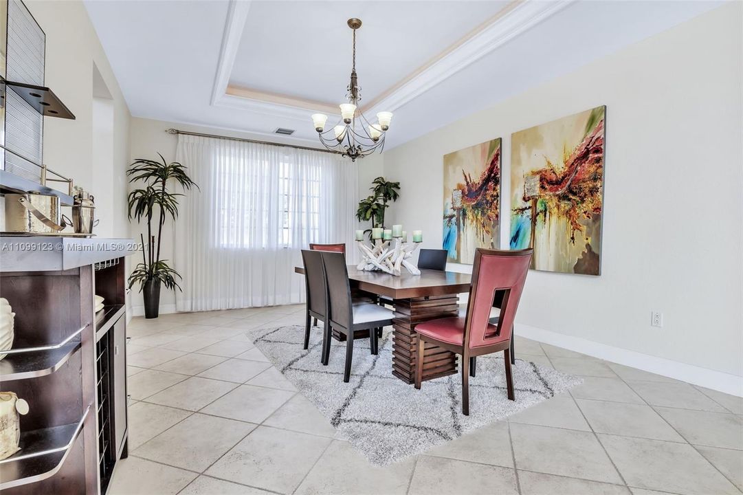 Vendido Recientemente: $3,599,000 (5 camas, 5 baños, 4483 Pies cuadrados)