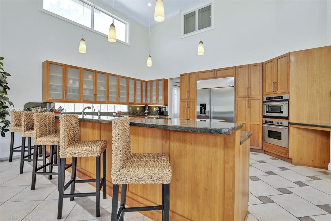 Vendido Recientemente: $3,599,000 (5 camas, 5 baños, 4483 Pies cuadrados)