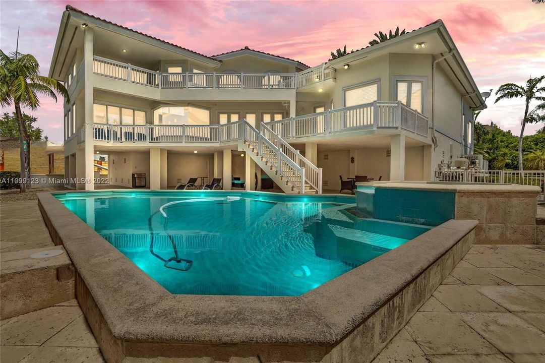 Vendido Recientemente: $3,599,000 (5 camas, 5 baños, 4483 Pies cuadrados)