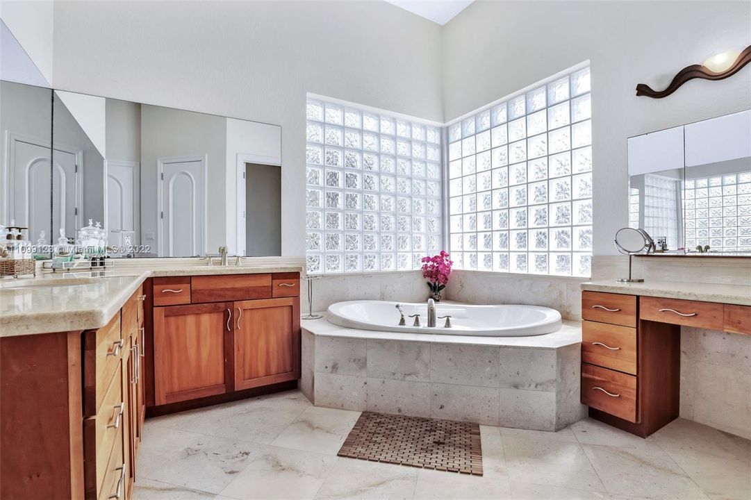 Vendido Recientemente: $3,599,000 (5 camas, 5 baños, 4483 Pies cuadrados)