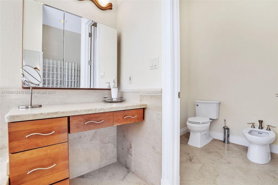 Vendido Recientemente: $3,599,000 (5 camas, 5 baños, 4483 Pies cuadrados)