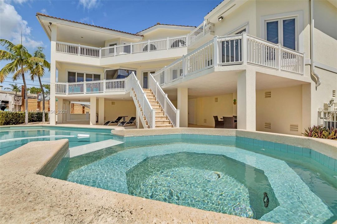 Vendido Recientemente: $3,599,000 (5 camas, 5 baños, 4483 Pies cuadrados)