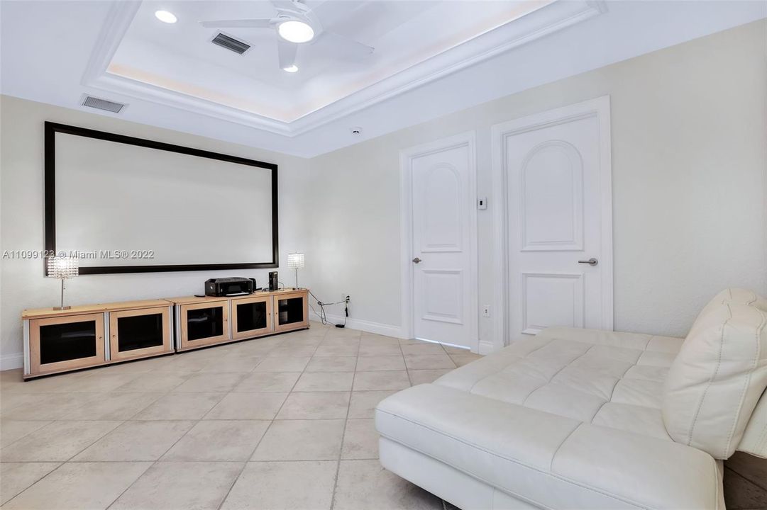 Vendido Recientemente: $3,599,000 (5 camas, 5 baños, 4483 Pies cuadrados)