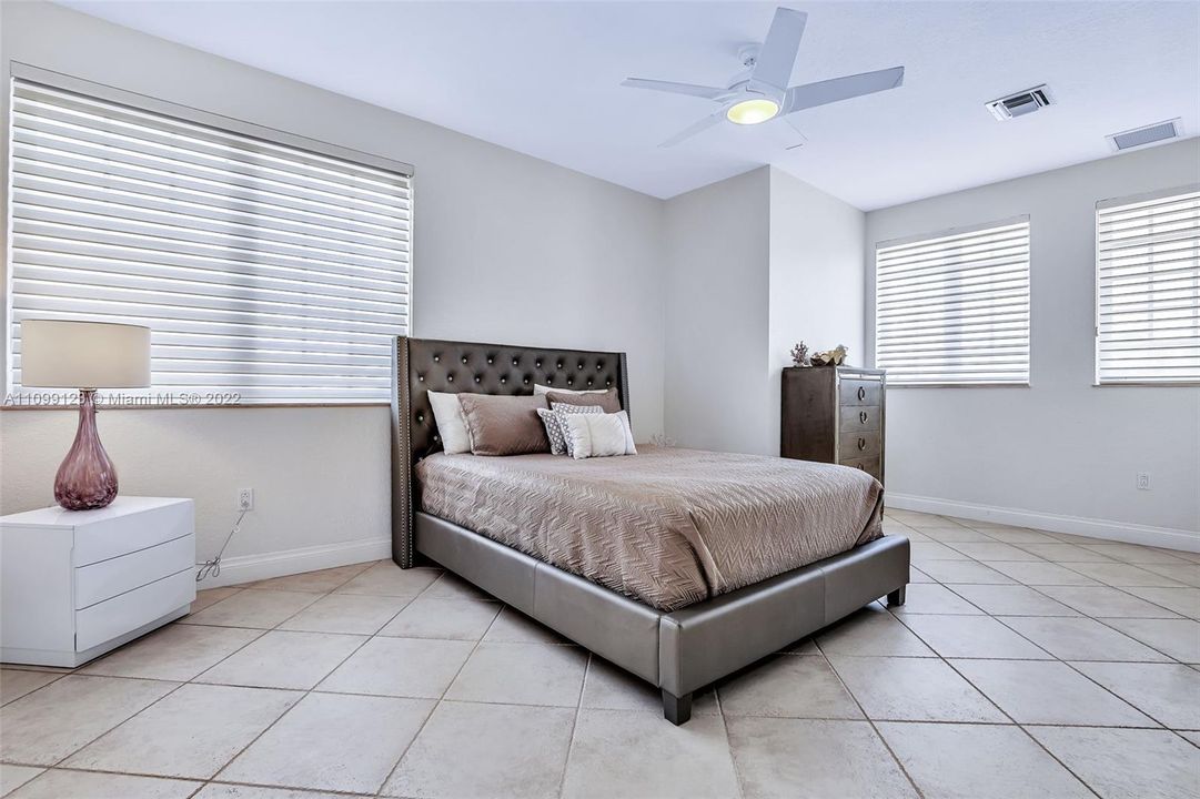 Vendido Recientemente: $3,599,000 (5 camas, 5 baños, 4483 Pies cuadrados)