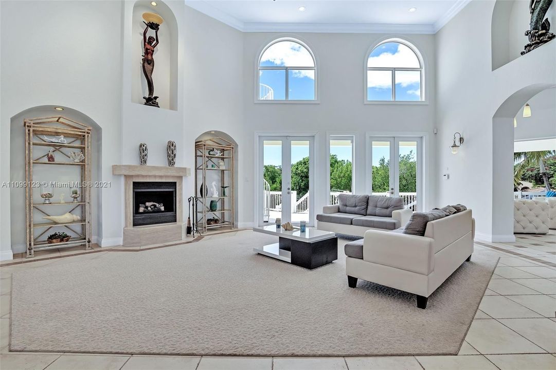 Vendido Recientemente: $3,599,000 (5 camas, 5 baños, 4483 Pies cuadrados)