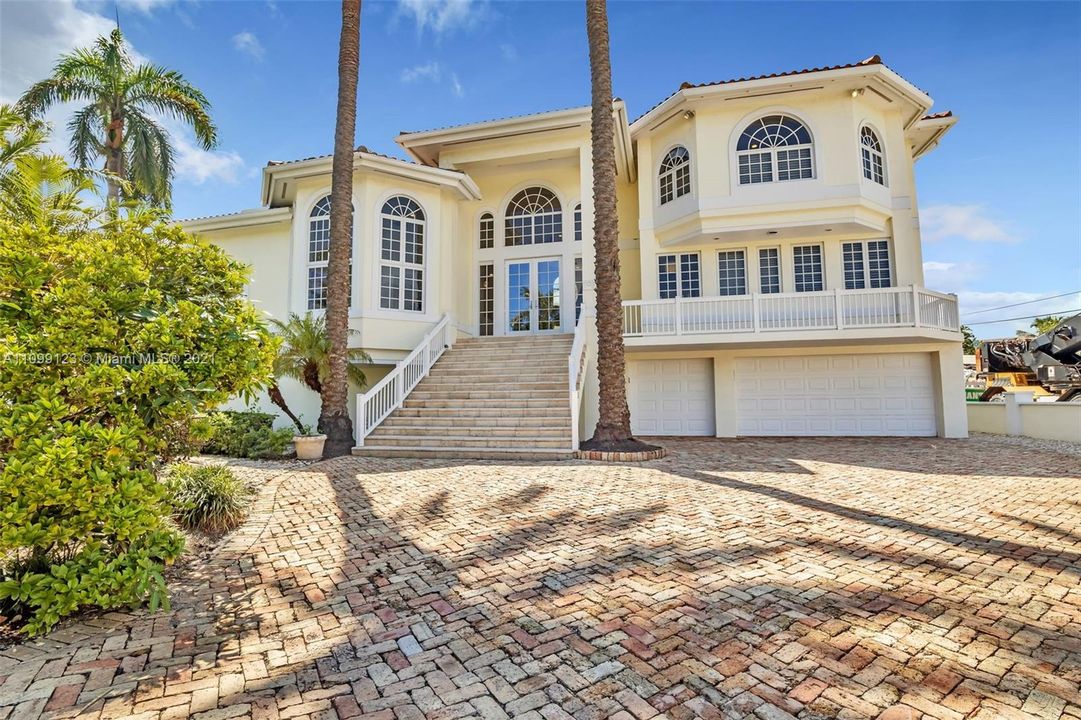 Vendido Recientemente: $3,599,000 (5 camas, 5 baños, 4483 Pies cuadrados)