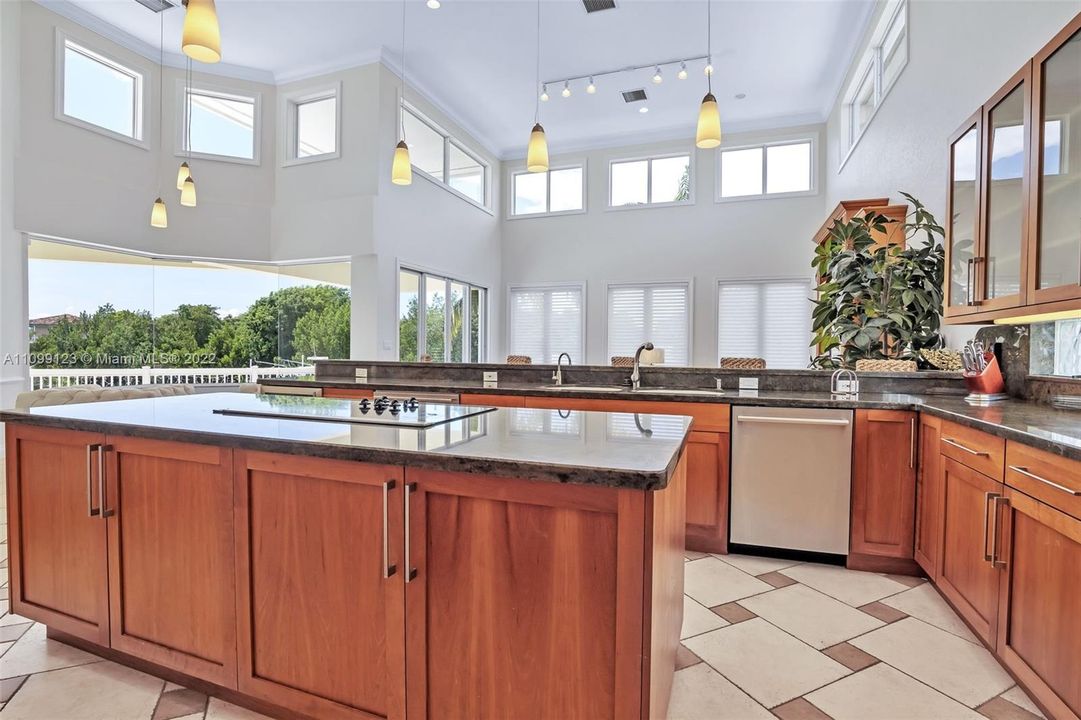 Vendido Recientemente: $3,599,000 (5 camas, 5 baños, 4483 Pies cuadrados)