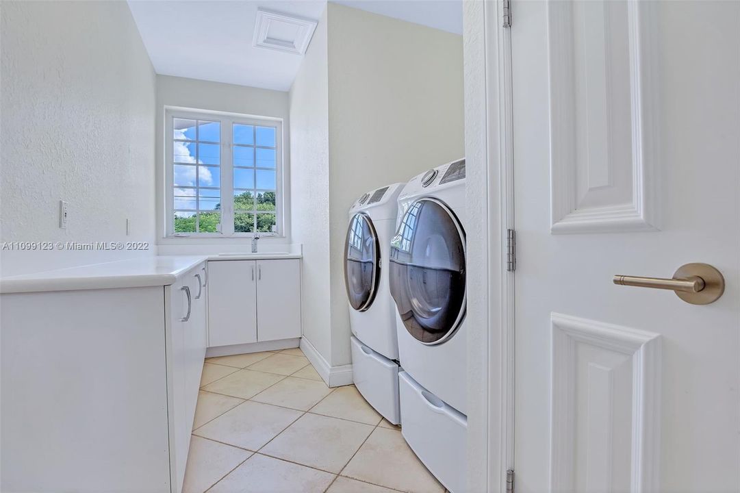 Vendido Recientemente: $3,599,000 (5 camas, 5 baños, 4483 Pies cuadrados)