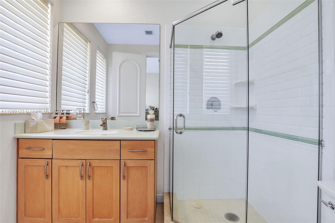 Vendido Recientemente: $3,599,000 (5 camas, 5 baños, 4483 Pies cuadrados)